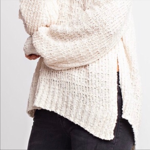 🔥Gorgeous & soft Ivory v-neck Sweater🔥 - Picture 2 of 5